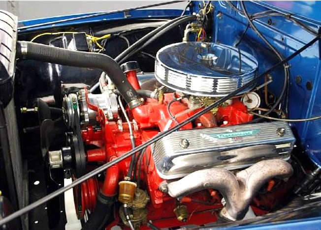 The V8 engine is from a late-’50s Thunderbird 