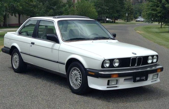 The BMW 325ES features a deep and dramatic front spoiler 