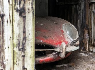 Barn-find recovery of Jaguar E-type recorded in photos