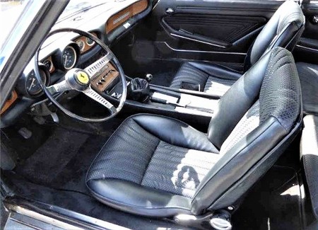 The interior looks decent, aside from the bogus Ferrari horn button