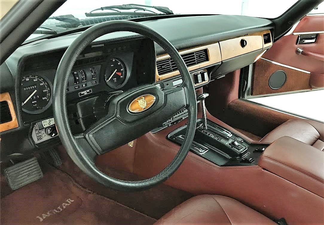 The veddy English luxury interior of the XJS 