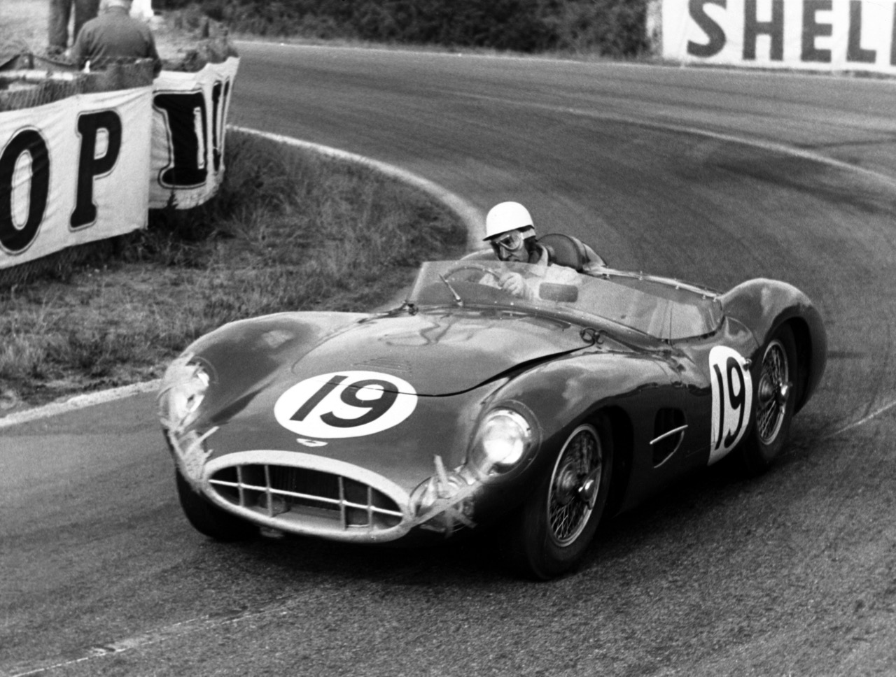 Roy Salvadori racing at Le Mans in 1957 | LAT Photographic 