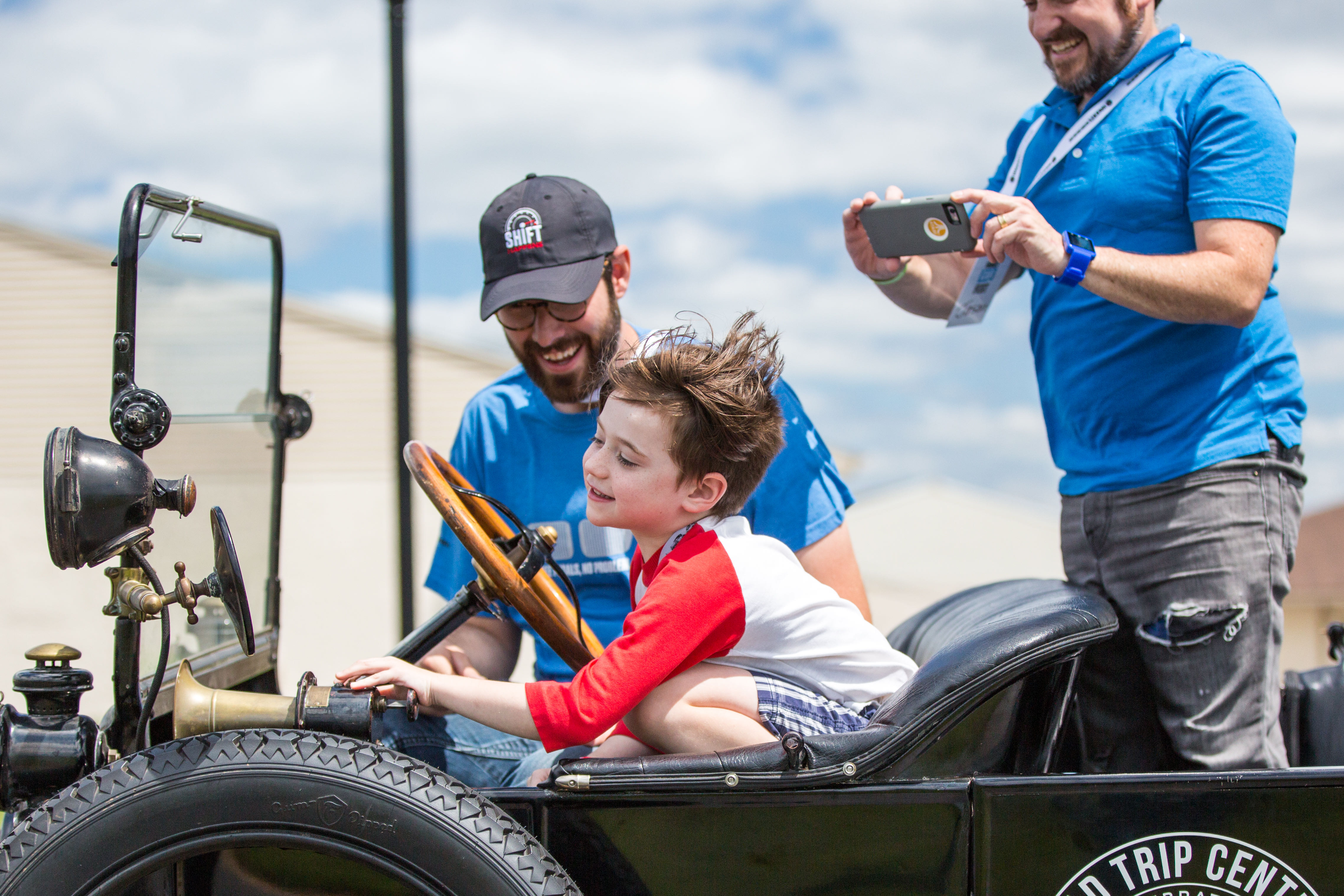 Everyone smiles when it's family day in classic cars | Hagerty photos