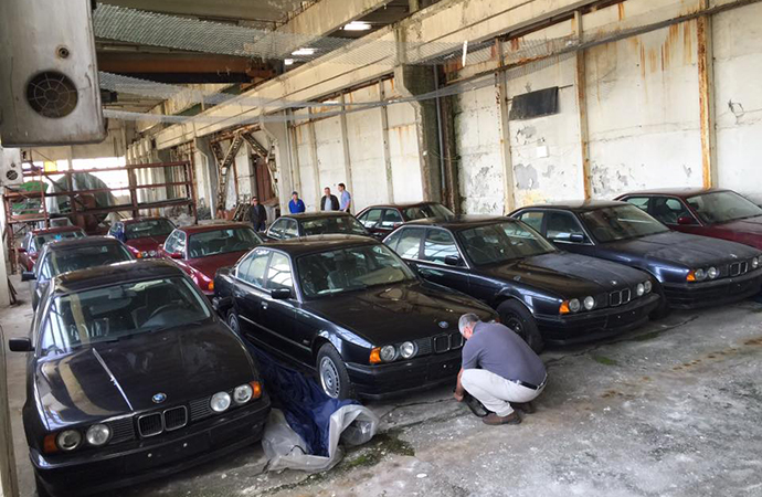 This collection of BMW 5-series has been sitting in a warehouse in Bulgaria for about 20 years. | Facebook photos