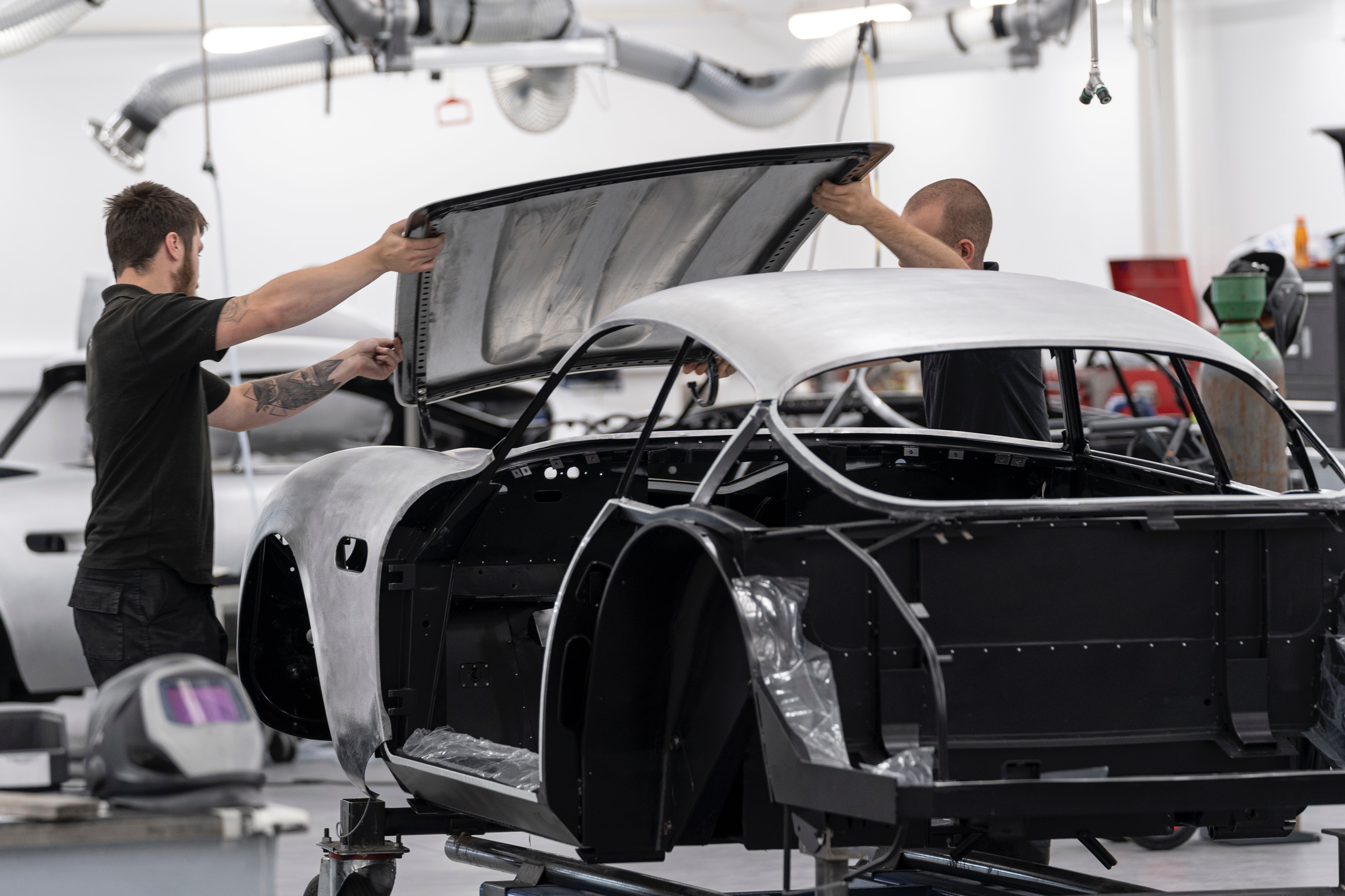 Aston Martin DB4GT Zagato Build_Newport Pagnell_04